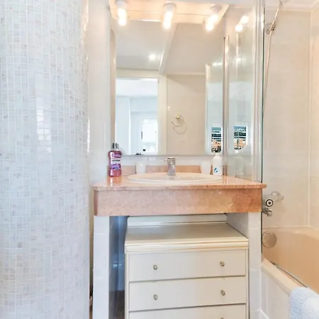 Old Penthouse With Fantastic Views & Parking Apartamento